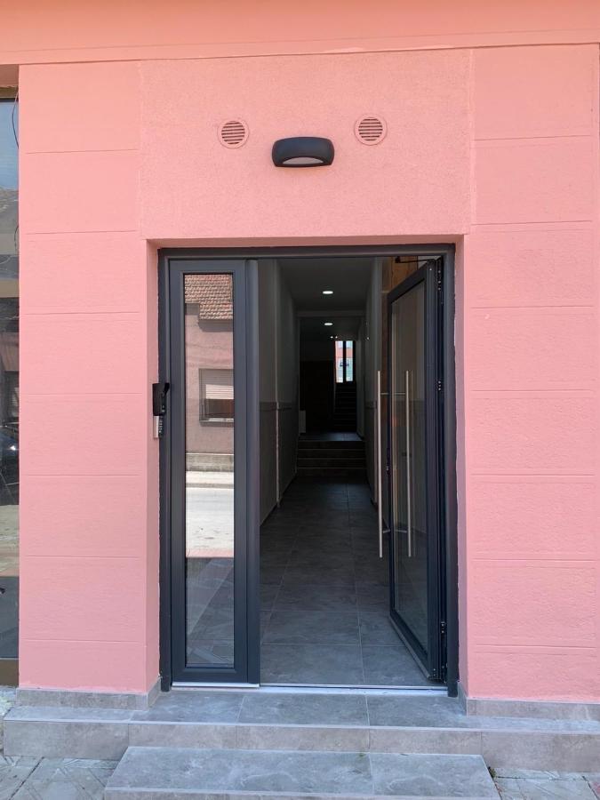 Pink House Apartments Jagodina Esterno foto
