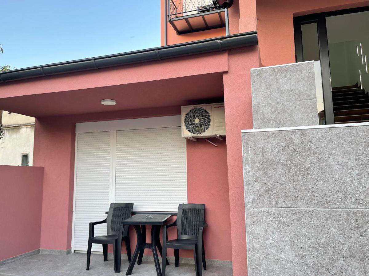 Pink House Apartments Jagodina Esterno foto